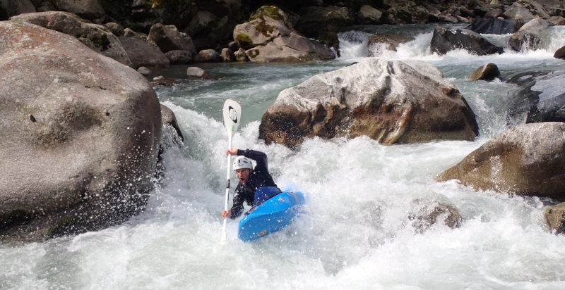 Mini corso kayak Valsesia per principianti, natura e divertimento assicurati