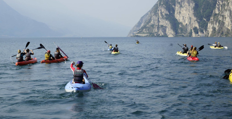 Kayak in navigazione sulle acque limpide del Lago di Garda a Riva