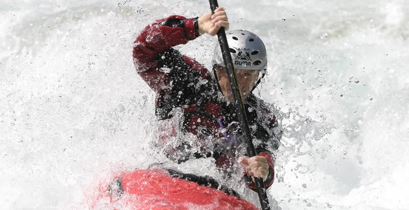 Kayak su torrente in Valsesia, avventura all'aria aperta