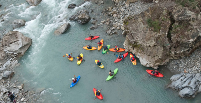 Gruppo di partecipanti in kayak esplorando le rapide del fiume Sele a Salerno