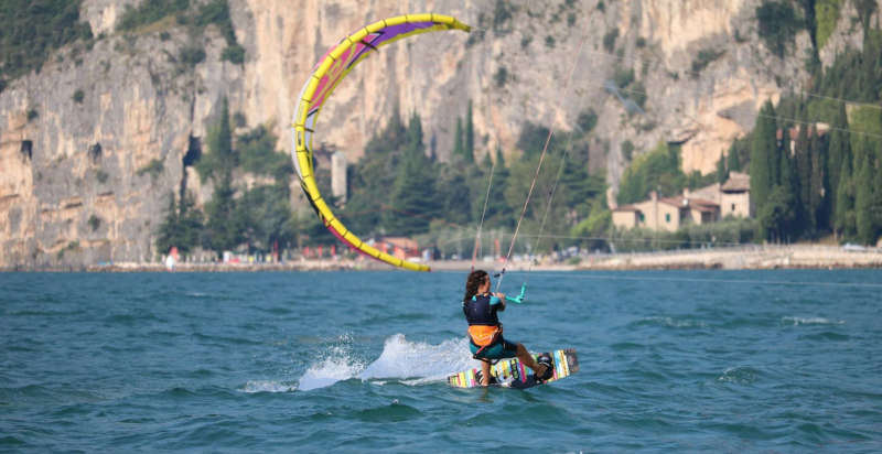 Sport acquatici al Lago di Garda: prova il kitesurfing