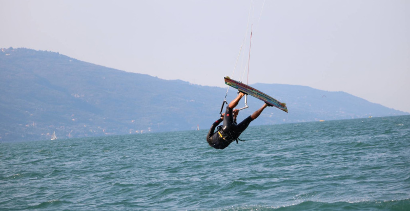 Lezione di kitesurf sul Lago di Garda con attrezzatura inclusa