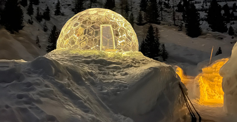 Pernottamento romantico nell'igloo di cristallo nelle Alpi dell'Ötztal
