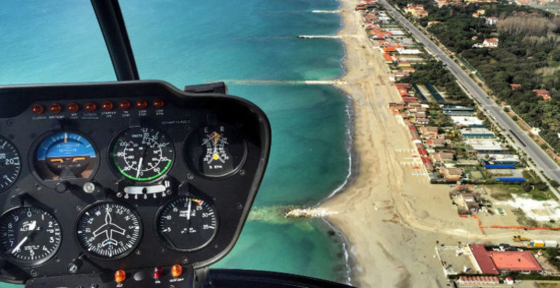 Sorvolo della costa laziale in elicottero