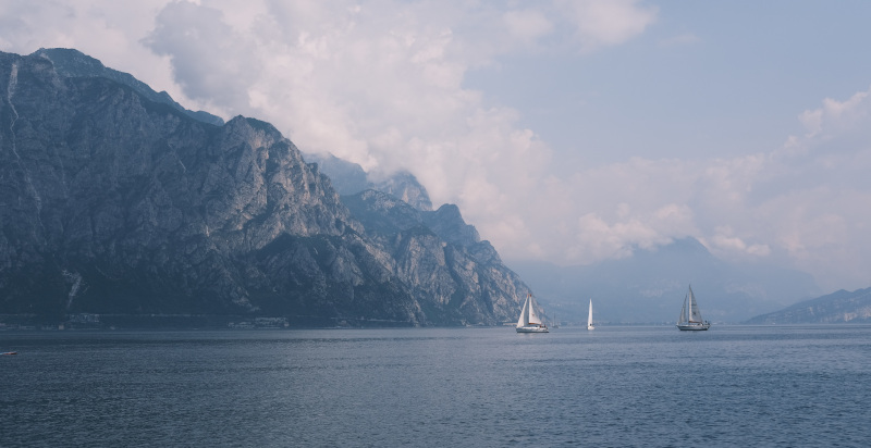 Giro in barca a vela sul Lago di Garda con vista panoramica