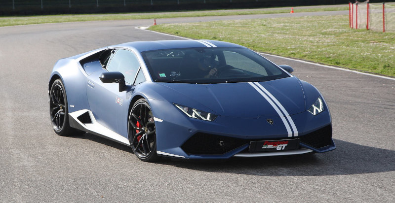 Lamborghini Huracan Avio in staccata prima dell'ingresso in curva sul tracciato Sagittario
