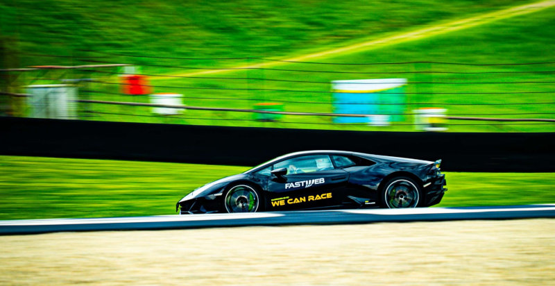 Lamborghini Huracán EVO in pista durante un giro sul circuito di Magione