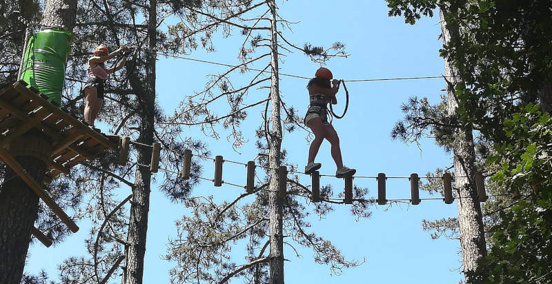 Adrenalina e divertimento al parco avventura per adulti e bambini