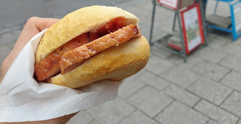 Leberkäs-Semmel, panino tipico bavarese con terrina di fetta di polpettone