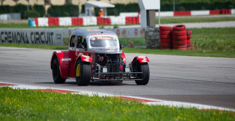 Pilotare una Legend Car su circuito ad alta velocità