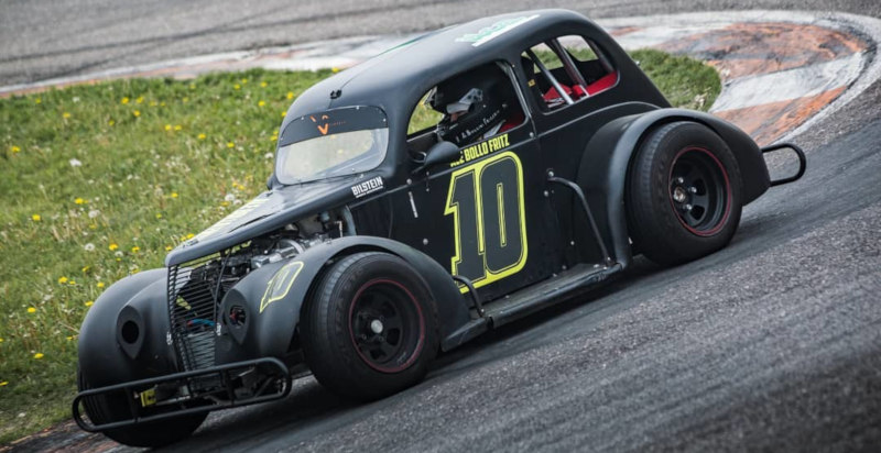 Vivi l'emozione di guidare una Legend Car a Pavia