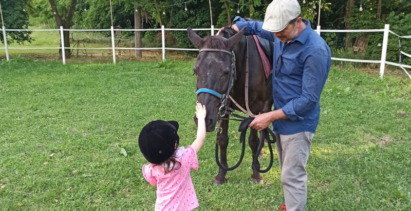 Avvicinamento dei bambini ai cavalli in un ranch immerso nella natura