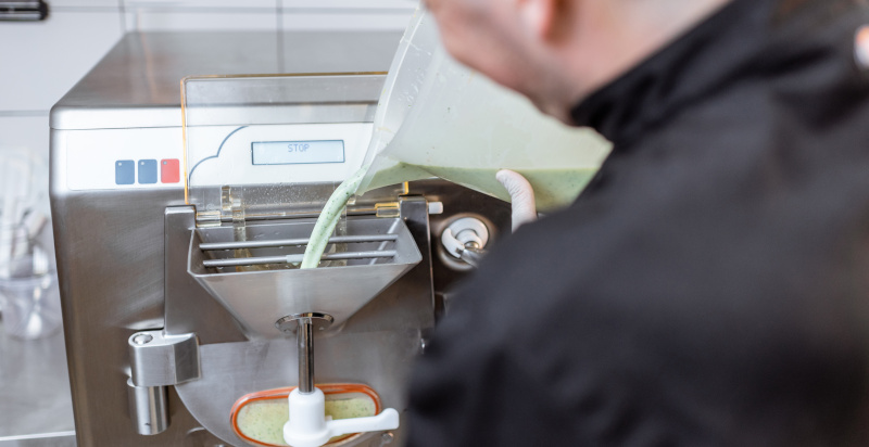 Lezione di gelato artigianale in una gelateria a Roma