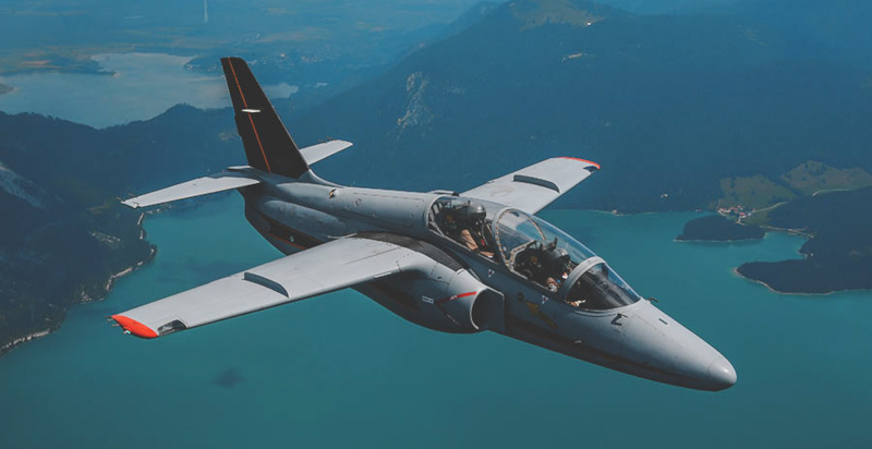 Volo a bordo di un S211 Aermacchi con manovre a acrobazie