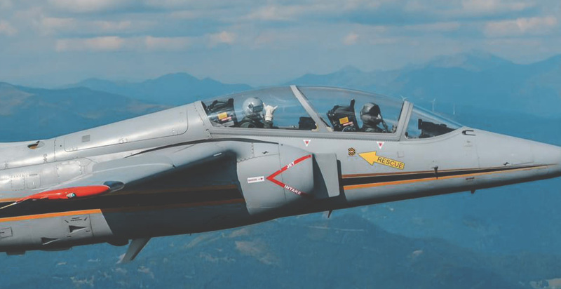 Manovre acrobatiche in volo a bassa quota tra le montagne