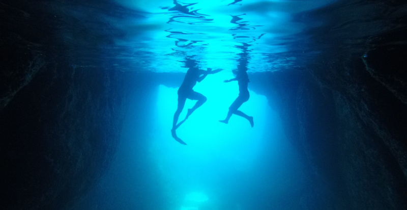 Mare cristallino durante un aperitivo in barca in Salento