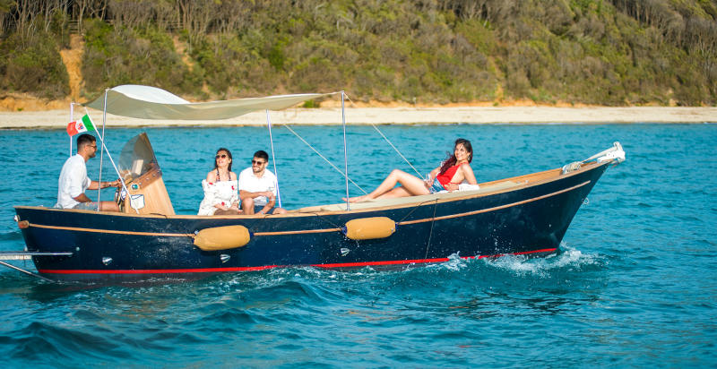 Barca a motore a Marina di Scarlino su mare cristallino