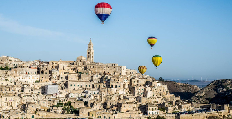 Mongolfiere volano sopra la città dei sassi di Matera