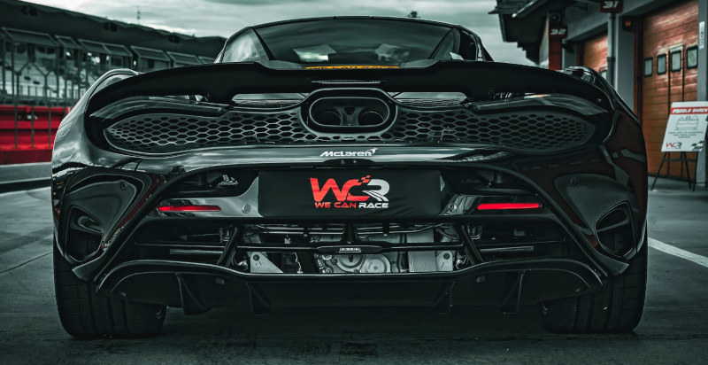 Dettaglio dell'ala posteriore dinamica in carbonio di una McLaren 750S nei box