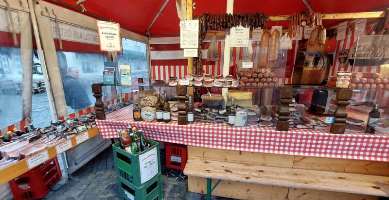 Mercato con prodotti tipici a Monaco di Baviera