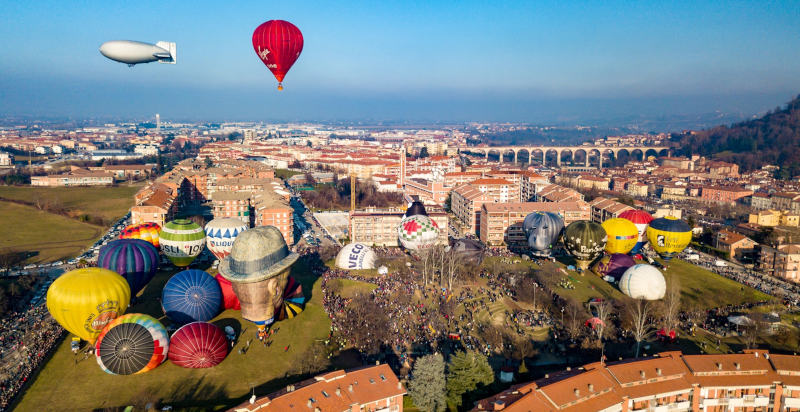 Vista panoramica delle mongolfiere a Mondovì in volo
