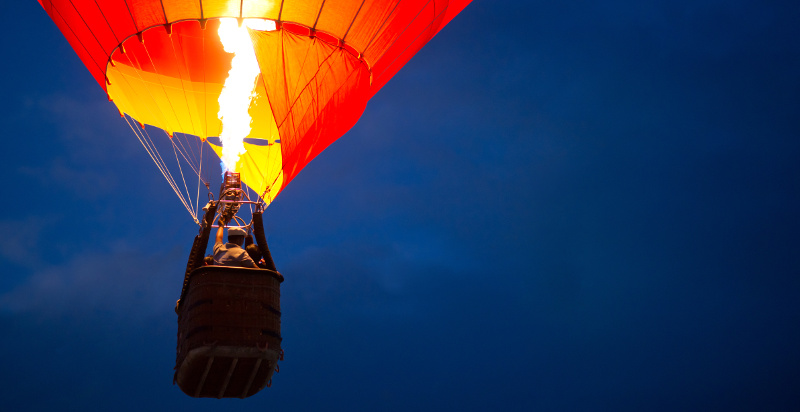 particolare di una mongolfiera in volo