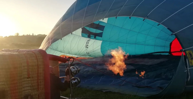 Preparazione e decollo della mongolfiera a Monzambano