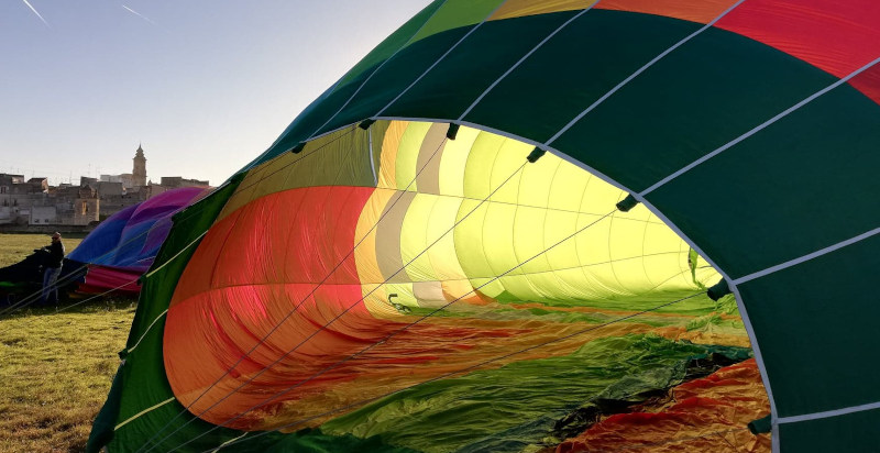 Gonfiaggio mongolfiera prima del volo sopra Matera