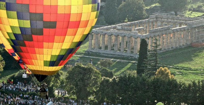Mongolfiera Paestum sopra il Tempio di Nettuno visto dall’alto