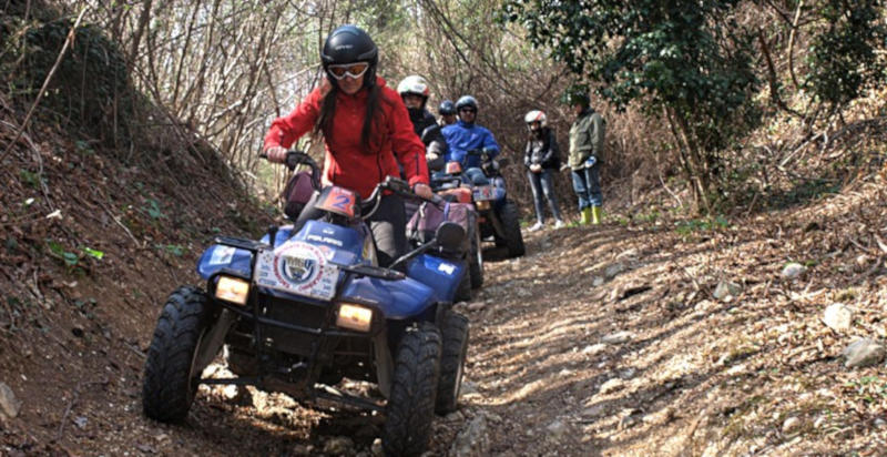 Quad in azione sui sentieri sterrati del Monte Grappa