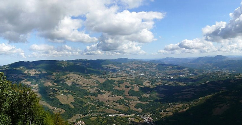 Parapendio sopra le colline di Monte Pizzo, vicino a Bologna