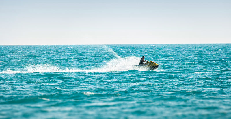 Scopri le spiagge più belle di Alghero con un noleggio di moto d’acqua