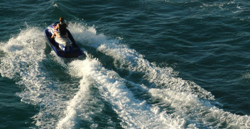 Guidare una moto d'acqua tra le onde della Versilia