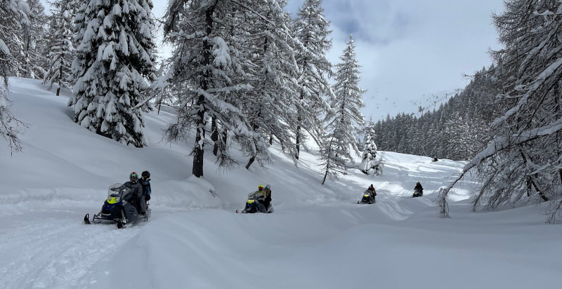 Motoslitta a Foppolo su paesaggio innevato delle Alpi