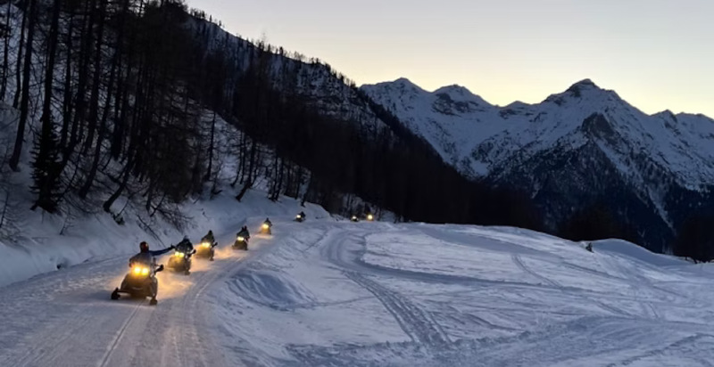 Escursione in motoslitta a Foppolo nella Val Brembana tra neve e montagne