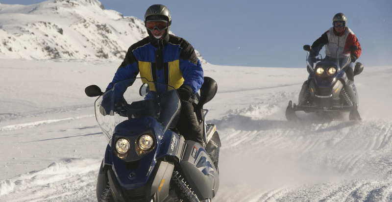 Motoslitta in azione sulle piste innevate di Livigno 