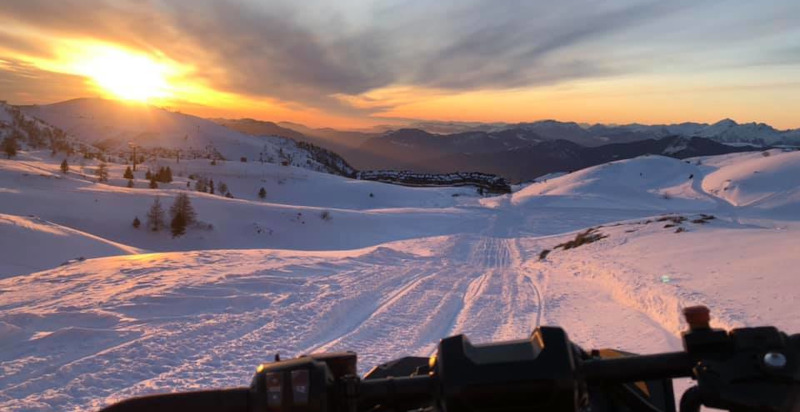 Guida di una motoslitta attraverso la neve durante l'escursione a Montecampione