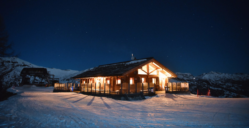 Rifugio tipico delle Alpi Piemontesi innevate