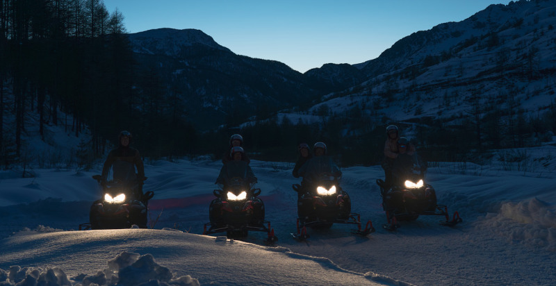 motoslitte luce accesa tour tramonto a Sauze di Cesana zona Sestriere Torino