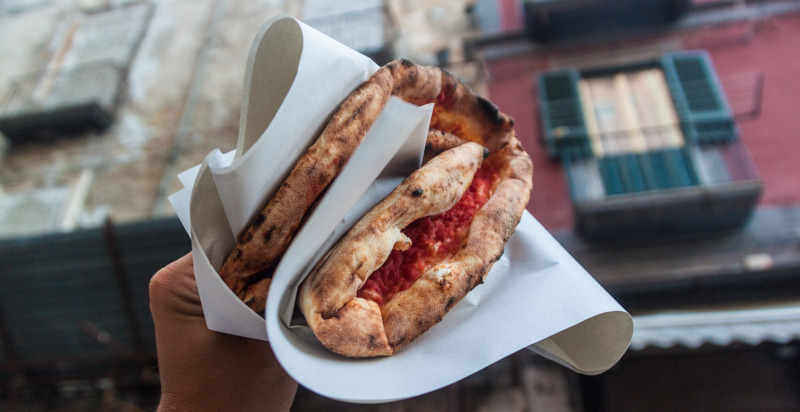 Pizza a portafoglio - Gusto autentico di Napoli