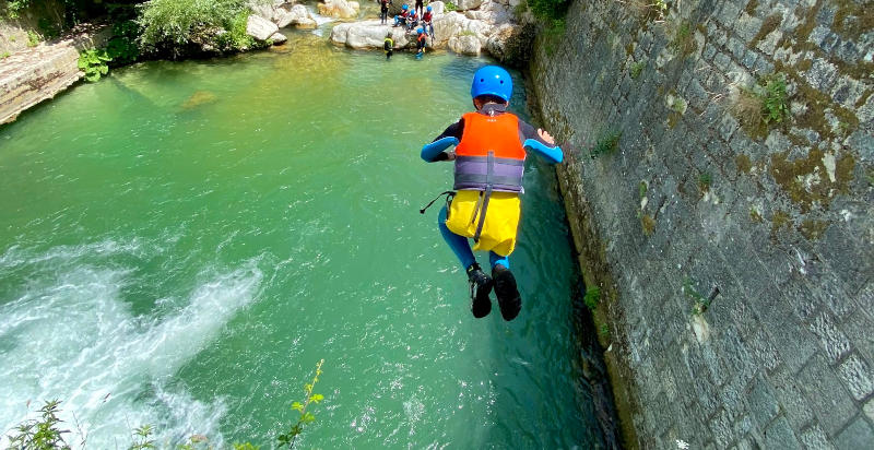 Paesaggi naturali in Abruzzo durante il canyoning