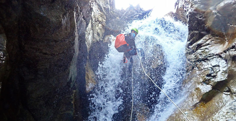 Calata con corda canyoning Gola Fossaceca Teramo