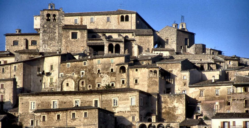 Vista panoramica del borgo medievale di Navelli in Abruzzo