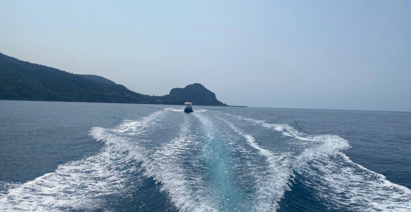 Escursione in barca con soste per nuotare e fare snorkeling