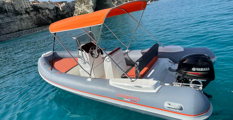 Gita in gommone tra le baie nascoste di Tropea