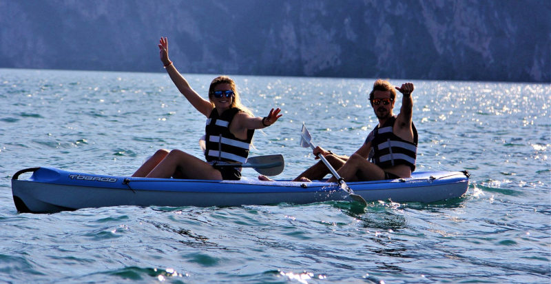 Coppia in kayak che esplora la costa di Riva del Garda