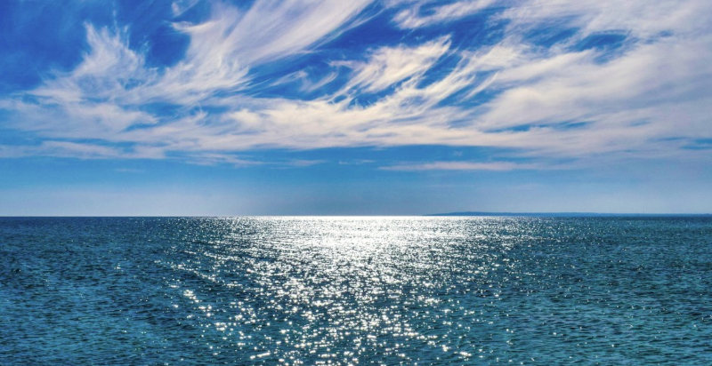 Vista mozzafiato dal mare con una moto d'acqua in Versilia