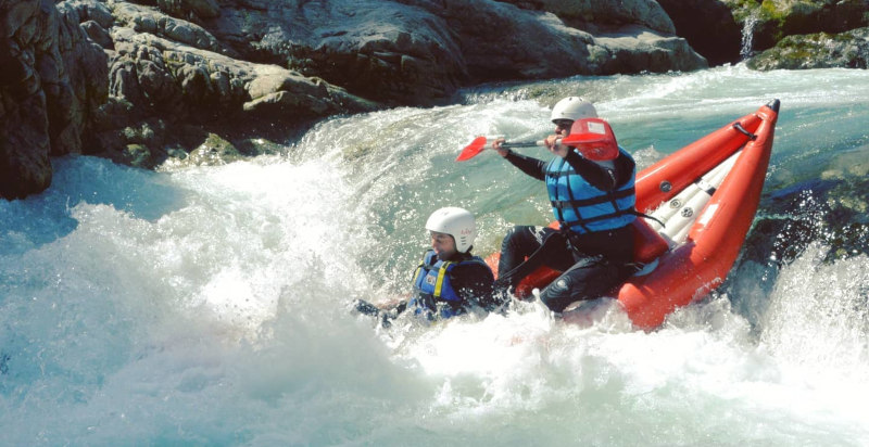 Packraft in Valsesia lungo un corso d'acqua mozzafiato