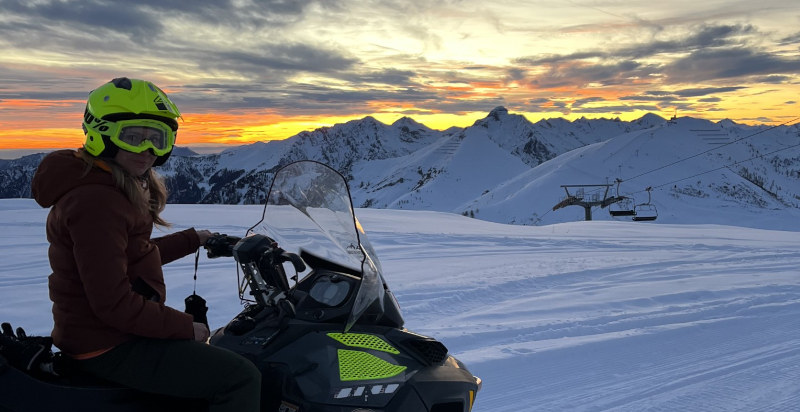 Paesaggi innevati nella Val Brembana durante escursione in motoslitta