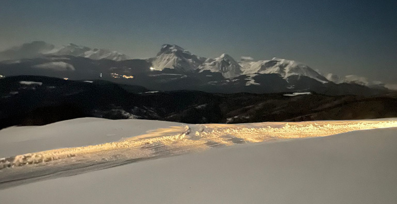Paesaggio mozzafiato durante un'escursione in motoslitta in Abruzzo